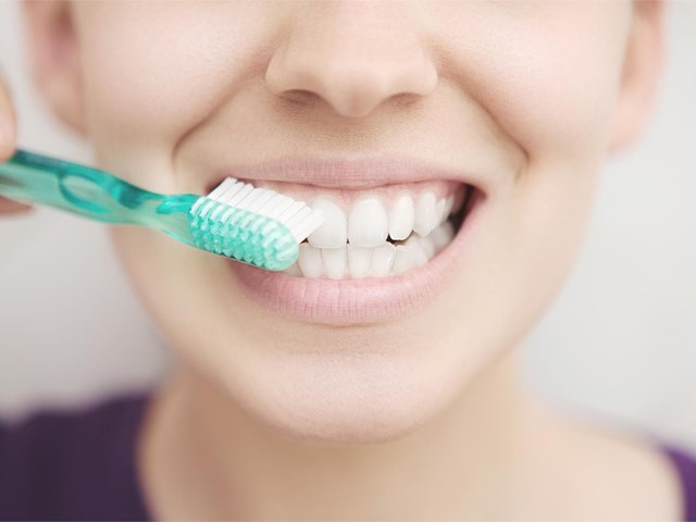 Cómo lavarse los dientes y qué tipo de cepillo utilizar
