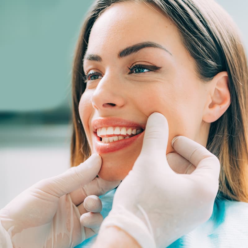 Consigue una bonita sonrisa con un tratamiento estético dental