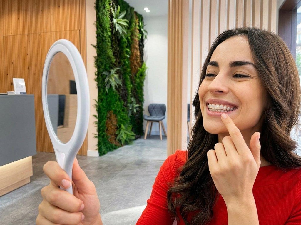 Foto 1 Ortodoncia estética con brackets de zafiro en Vigo