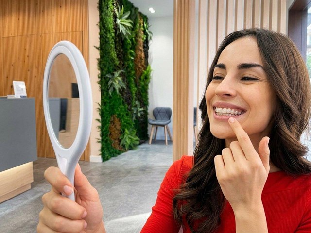 Ortodoncia estética con brackets de zafiro en Vigo